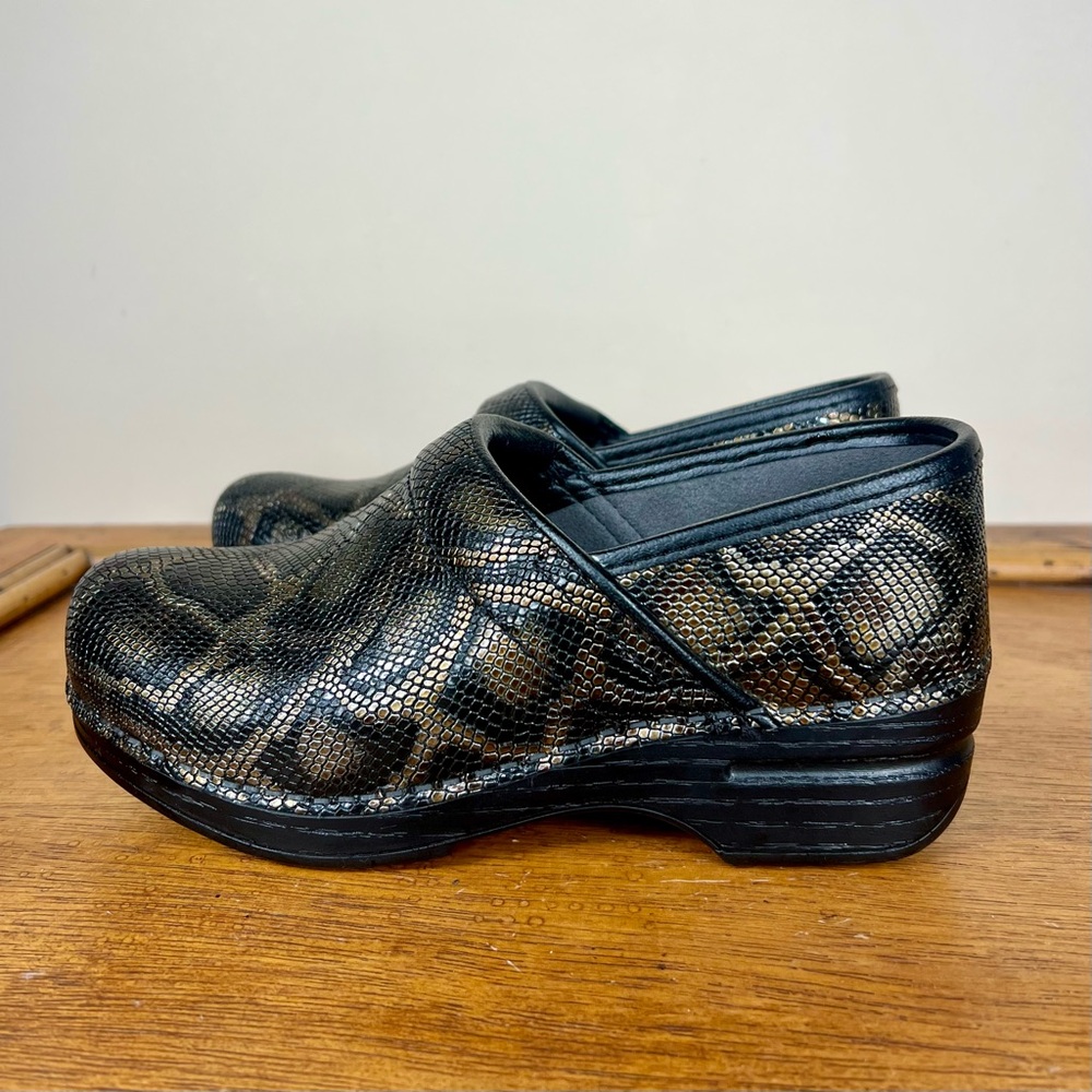 Dansko Pro XP Women’s Snakeskin Print Clogs Black Gold Size 35